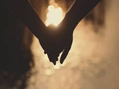 இன்ஸ்டா மூலம் காதல்...பெற்றோர் எதிர்ப்பு... ரயில் முன் பாய்ந்து  காதல் ஜோடி தற்கொலை