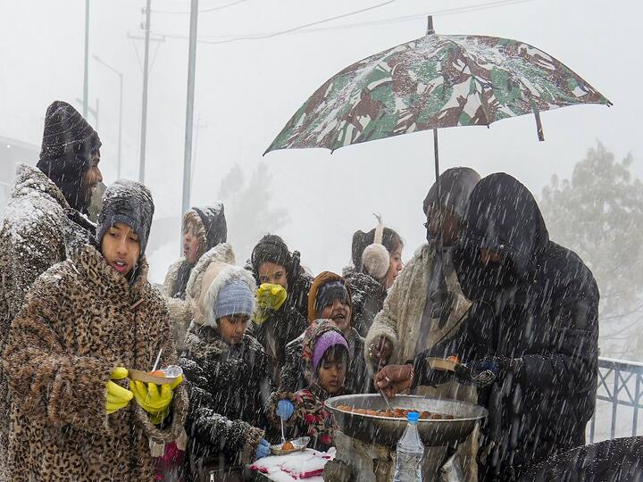 All flights at Srinagar International Airport were delayed. Although there was little snow at the airport, officials said that low visibility (down to 500 metres) hampered flight operations. (Image Source: PTI)