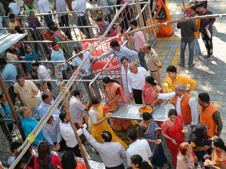 या महाकाय लाडूचा प्रसाद भाविकांना वितरीत करण्यात येत आहे.