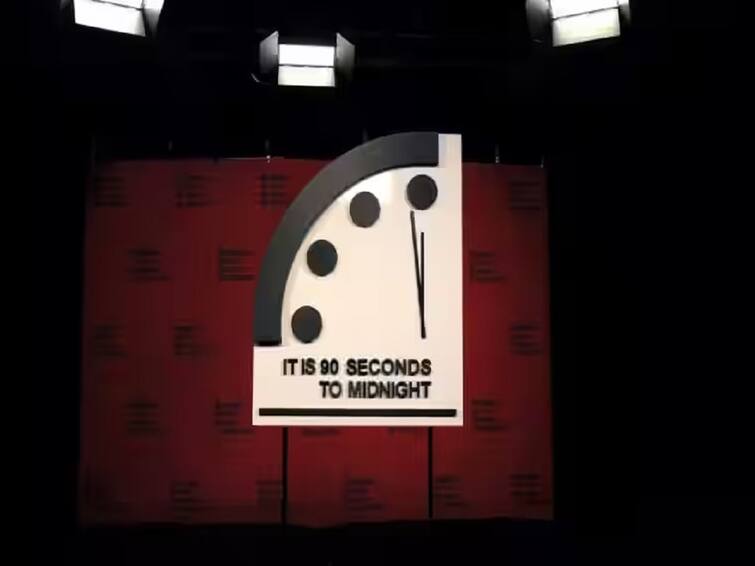 Doomsday Clock News World reaches its closest point of annihilation Doomsday Clock Doomsday Clock : जग विनाशाच्या उंबरठ्यावर, आता उरले फक्त 90 सेकंद; जाणून घ्या डूम्सडे क्‍लॉकची भविष्यवाणी 