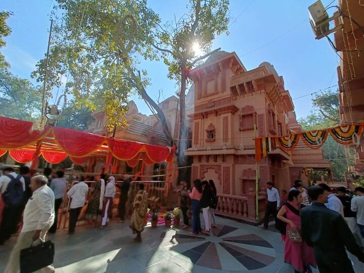 चतुर्थीनिमित्त काल मंगळवारपासूनच टेकडी गणेश मंदिरात भाविकांची गर्दी बघायला मिळत आहे.