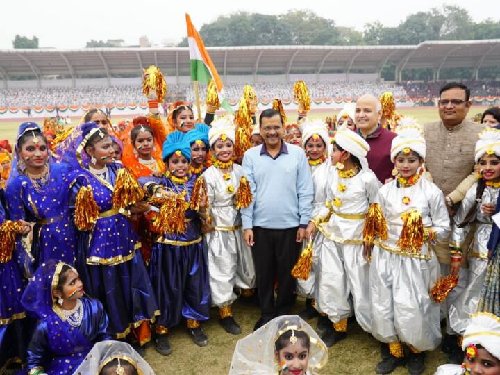 दिल्ली सरकार (Delhi Government) की तरफ से बुधवार को छत्रसाल स्टेडियम में गणतंत्र दिवस (Republic Day) समारोह का आयोजन हुआ. इसमें सीएम अरविंद केजरीवाल (Arvind Kejriwal) ने भी हिस्सा लिया.