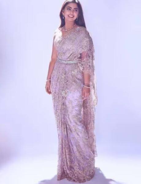 ਜੇਕਰ ਤੁਸੀਂ ਵਿਆਹ 'ਚ ਇੰਡੋ ਵੈਸਟਰਨ ਸਟਾਈਲ ਦੀ ਸਾੜ੍ਹੀ ਪਹਿਨਣੀ ਚਾਹੁੰਦੇ ਹੋ ਤਾਂ ਇਸ ਤਰ੍ਹਾਂ ਤੁਸੀਂ ਹੈਲਟਰ ਨੇਕ ਬਲਾਊਜ਼ ਦੇ ਨਾਲ ਕੋਈ ਵੀ ਨੈੱਟ ਸਾੜੀ ਪਹਿਨ ਸਕਦੇ ਹੋ ਅਤੇ ਇਸ ਨੂੰ ਸਟਾਈਲਿਸ਼ ਲੁੱਕ ਦੇਣ ਲਈ ਉਸ 'ਤੇ ਖੂਬਸੂਰਤ ਬੈਲਟ ਕੈਰੀ ਕਰ ਸਕਦੇ ਹੋ।