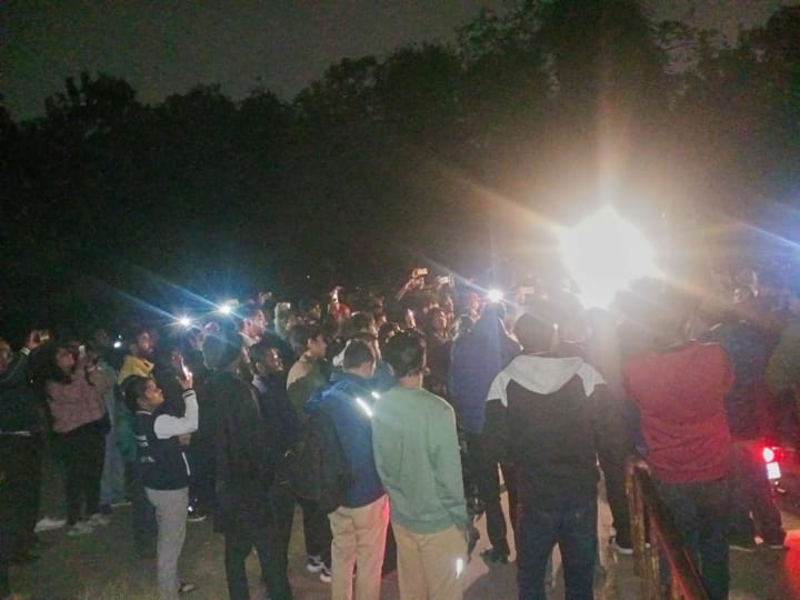 BBC Documentary Row Left student union adamant on showing banned documentary in JNU BBC Documentary Row: JNU में बैन डॉक्यूमेंट्री दिखाने पर अड़े लेफ्ट संगठन, रोकने पर बवाल-पत्थर भी चले, जानें 10 बड़ी बातें
