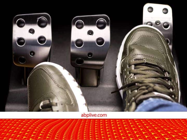 ऐसा क्यों कहते हैं कि गाड़ी के ब्रेक लगाते वक्त क्लच नहीं दबाना चाहिए? ये होता है कारण Do not apply brakes when you pressed clutch in a car or bike know the reason here ऐसा क्यों कहते हैं कि गाड़ी के ब्रेक लगाते वक्त क्लच नहीं दबाना चाहिए? ये होता है कारण