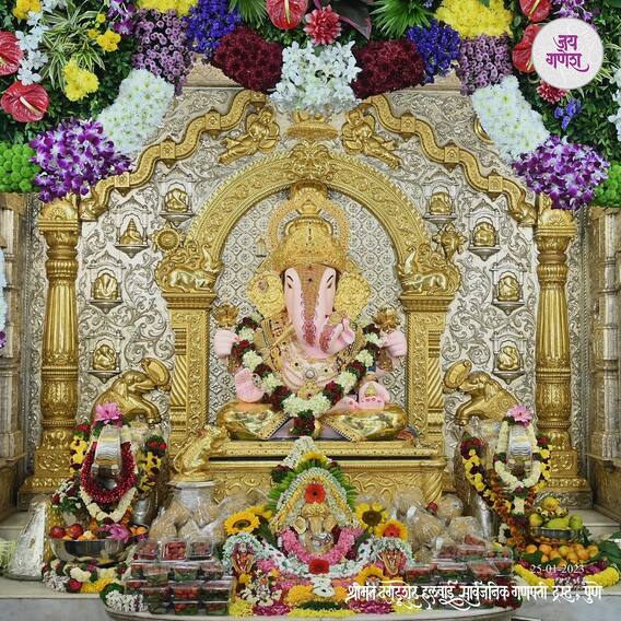 गणेश जयंतीनिमित्त दगडूशेठ मंदिरास फुलांची सुंदर आरास...