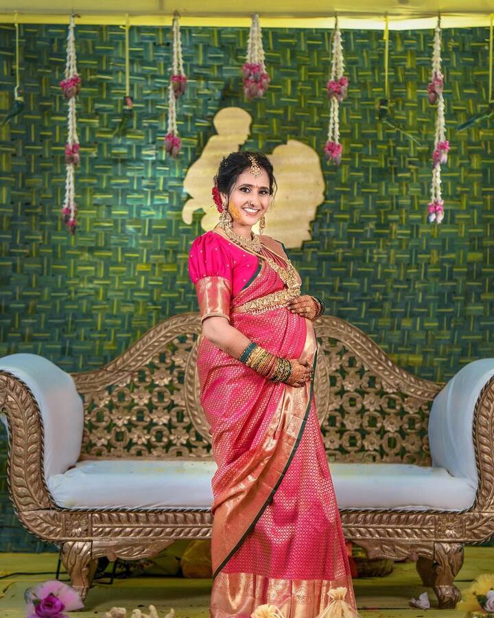 ఇటీవల జరిగిన తన సీమంతం వేడుకకి పలువురు సీరియల్ నటులు, యాంకర్లు హాజరై సందడి చేశారు. Image Credit: lasyamanjunath/Instagram