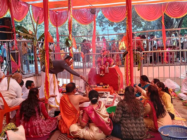 आयोजित हवनमध्ये अनेक भाविक सहभागी झाले आहेत.