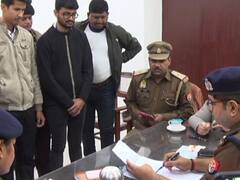 कानपुर में दारोगा की बाइक से टकराना छात्रों को पड़ा महंगा, पुलिसकर्मियों ने जमकर पीटा