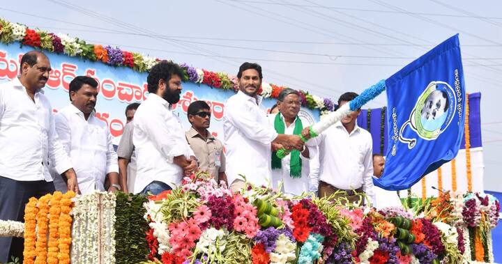 అంబులెన్స్ సేవలను జెండా ఊపి ప్రారంభిస్తున్న జగన్