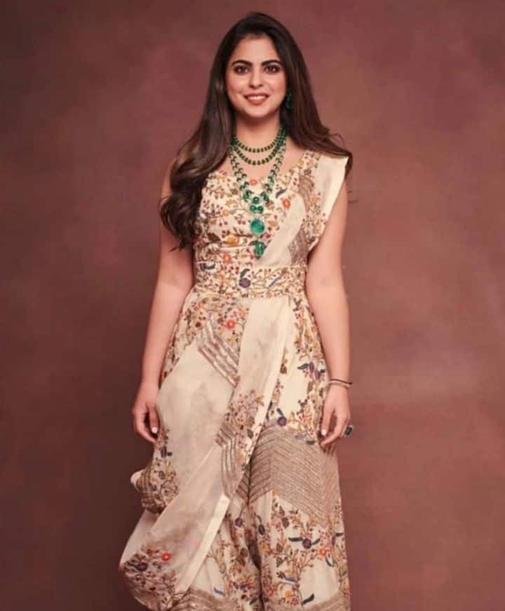 ईशा अंबानी के इस लुक से इंस्पिरेशन लेकर आप किसी वेडिंग फंक्शन में इस तरीके का प्लाजो पैंट क्रॉप टॉप और इनफिनिटी स्टाइल चुन्नी को कैरी करके एकदम नए जैसा बना सकते हैं. इसके ऊपर एक बेल्ट जरूर कैरी करें.