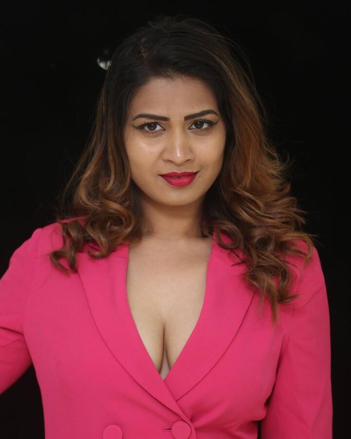 నిన్నటి వరకు సాంప్రదాయ దుస్తుల్లో ఆకట్టుకున్న ‘బిగ్ బాస్’ బ్యూటీ ఇనయా సుల్తాన్.. ఇప్పుడు ట్రెండ్ మార్చింది. నయా లుక్‌తో తన ఫ్యాన్స్‌ను ఆశ్చర్యపరిచింది. ఇదిగో ఇలా సరికొత్తగా కనిపించి.. గ్లామర్ పాత్రలకు గ్రీన్ సిగ్నల్ ఇచ్చింది. - Image Credit: Inaya Sultana/Instagram