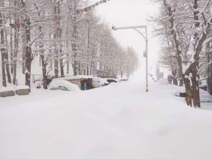 हिमाचल प्रदेश के जिला लाहौल स्पीति, कुल्लू, चंबा और शिमला के ऊंचाई वाले इलाकों में बर्फबारी हुई है. बर्फबारी के बाद सामने आई तस्वीरें हर किसी का मन मोह ने का काम कर रही हैं. खूबसूरत पर भारी राहत के साथ आफत भी लेकर आई है. यह तस्वीर लाहौल स्पीति की है, जहां बर्फबारी की वजह से मनाली-लेह मार्ग आवाजाही के लिए ठप रहा. इस सड़क मार्ग पर सिर्फ 4x4 वाहन ही आवाजाही कर सके. प्रशासन ने लोगों से जरूरी होने पर ही सफर करने की अपील की.