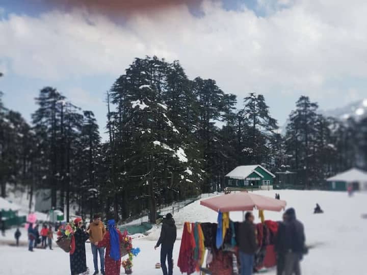 According to the traffic department, there were some incidents of people shooting stones in the rain along the Srinagar-Jammu national highway, but traffic was still moving. (Image Source: Twitter/@SeedOfTopology)