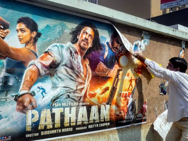 Pathaan broken record in advance booking mumbai kolkata ahmedabad patna pune pathaan controversy Pathaan Movie Release: बड़े पर्दे पर 'पठान' ने तोड़ा एडवांस बुकिंग का रिकॉर्ड, लेकिन इन शहरों में रिलीज के दिन खूब हुआ बवाल
