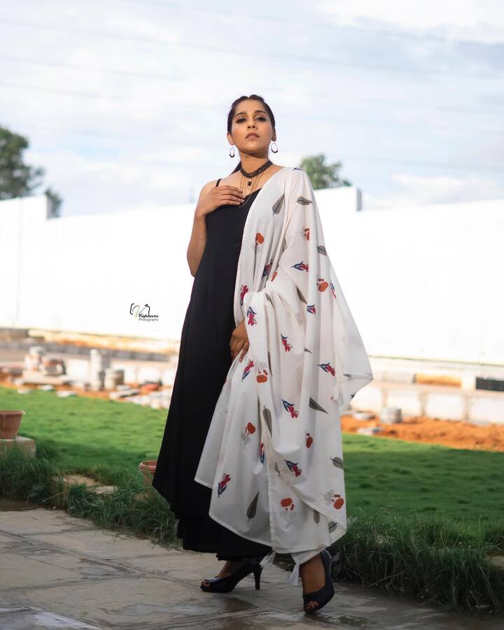 ఓవైపు టీవీ రంగంలో రాణిస్తూనే, సినిమాల్లోనూ మెరుస్తోంది.Photo Credit: Rashmi Gautam/Instagram
