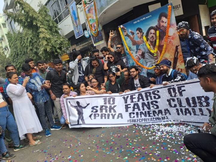 Pathan Release in Kolkata:  चार साल के लंबे इंतजार के बाद शाहरुख खान ने स्क्रीन पर दस्तक दे दी हैं. शाहरुख और दिपीका की फिल्म पठान थिएटर में रिलीज हो चुकी है.