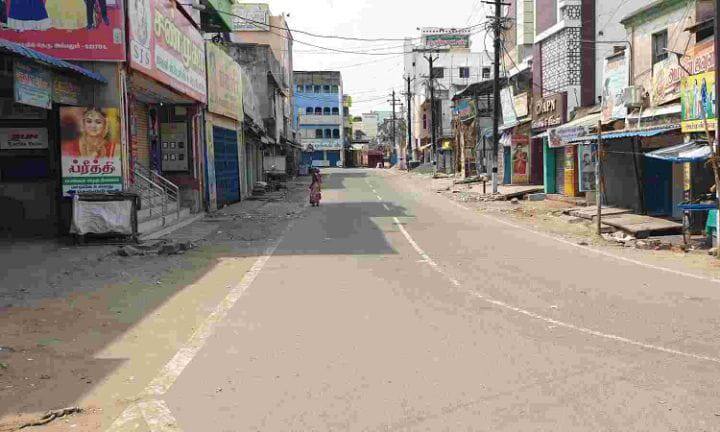 குளத்தில் மண் எடுக்க அனுமதி வேண்டும் - புதுக்கோட்டை அருகே கடைகள் அடைத்து மக்கள் போராட்டம்