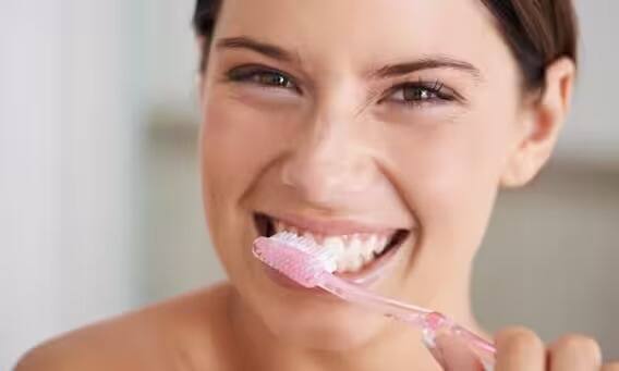 जर तुम्हाला वाटत असेल की दात जोरात घासले की दात लवकर साफ होतात तर हा तुमचा गैरसमज आहे. दात जोरात घासल्याने दात खराब होतात आणि हिरड्यांनाही सूज येते.