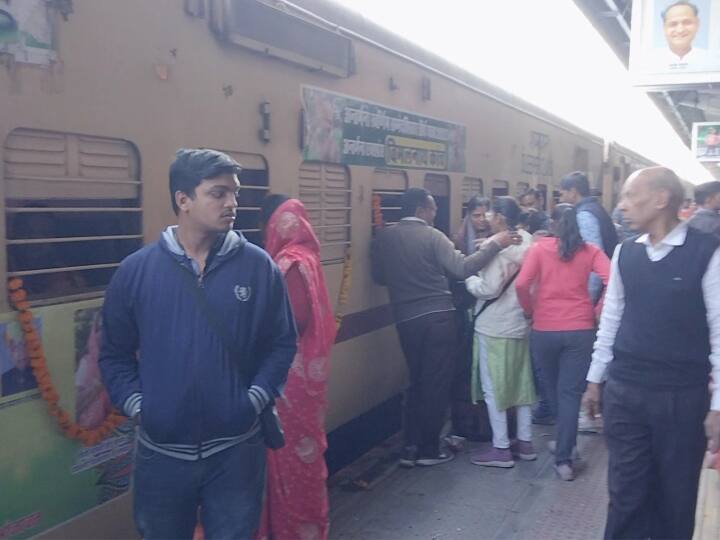 Rajasthan News A batch of 1500 Jain devotees left for Sammed Shikhar by special train from Jaipur ann Sammed Shikharji: उदयपुर से सम्मेद शिखर के लिए रवाना हुए 1500 श्रद्धालुओं का जत्था, जयकारों से गूंजा स्टेशन