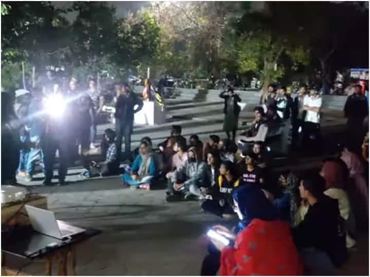 BBC Documentary Live Update: બીબીસી ડોક્યુમેન્ટરીના સ્ક્રીનીંગ પર હોબાળો, (JNU)ના વિદ્યાર્થીઓએ કરી હતી ડોક્યુમેન્ટરીની સ્ક્રીનિંગની જાહેરાત bbc documentary on Gujarat riots Hyderabad university seeks official report on screening pm-modi BBC Documentary Live Update: બીબીસી ડોક્યુમેન્ટરીના સ્ક્રીનીંગ પર હોબાળો, (JNU)ના વિદ્યાર્થીઓએ કરી હતી ડોક્યુમેન્ટરીની સ્ક્રીનિંગની જાહેરાત