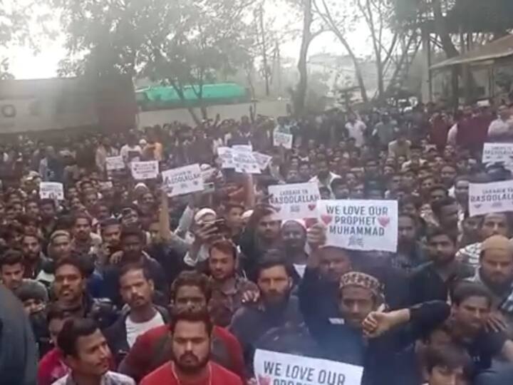 objectionable slogan raised during Film Pathaan protest in Indore Muslim society gherao police station ANN Indore: पठान के विरोध के दौरान पैगंबर को लेकर लगे आपत्तिजनक नारे, पुलिस कमिश्नर ने दिए कार्रवाई के निर्देश