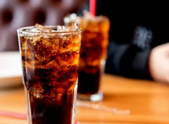 ਪੱਥਰੀ ਦੇ ਮਰੀਜ਼ਾਂ ਨੂੰ ਕੋਲਡ ਡਰਿੰਕਸ ਅਤੇ ਚਾਹ-ਕੌਫੀ ਤੋਂ ਦੂਰੀ ਬਣਾ ਕੇ ਰੱਖਣੀ ਚਾਹੀਦੀ ਹੈ। ਪੱਥਰੀ ਦੇ ਮਰੀਜ਼ਾਂ ਨੂੰ ਡੀਹਾਈਡ੍ਰੇਸ਼ਨ ਦੀ ਸਮੱਸਿਆ ਹੁੰਦੀ ਹੈ। ਕੋਲਡ ਡਰਿੰਕਸ 'ਚ ਮੌਜੂਦ ਐਸਿਡ ਪੱਥਰੀ ਦਾ ਖ਼ਤਰਾ ਵਧਾਉਂਦਾ ਹੈ।