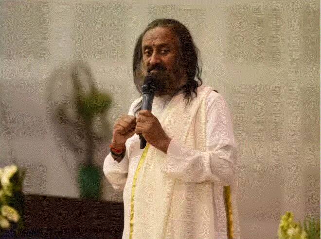 Sri Sri Ravishankar helicopter Emergency landing in Tamil Nadu due to bad Weather ਤਾਮਿਲਨਾਡੂ 'ਚ ਸ਼੍ਰੀ ਸ਼੍ਰੀ ਰਵੀਸ਼ੰਕਰ ਦੇ ਹੈਲੀਕਾਪਟਰ ਦੀ ਕਰਨੀ ਪਈ ਐਮਰਜੈਂਸੀ ਲੈਂਡਿੰਗ , ਖ਼ਰਾਬ ਮੌਸਮ ਬਣਿਆ ਵਜ੍ਹਾ