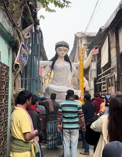 Basant Panchami: कोलकाता में सरस्वती पूजा की तैयारियां लगभग पूरी, तस्वीरों में देखें मां शारदे का भव्य रूप