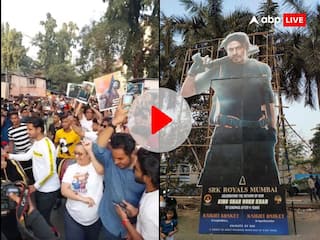 Pathaan Release: मुंबई में 'पठान' की धूम, शाहरुख खान का पोस्टर लेकर सड़क पर उतरे लोग, थिएटर के बाहर बजे ढोल नगाड़े