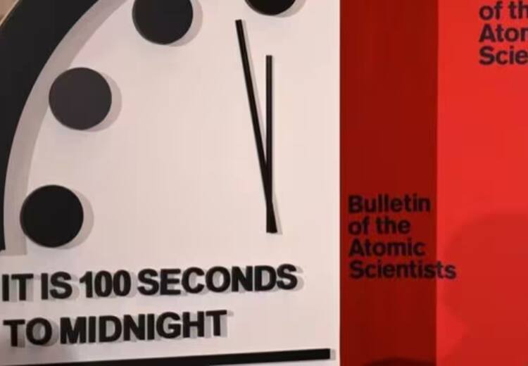 Doomsday Clock reveals how close we are to total annihilation danger for humanity Doomsday Clock: तबाह होने के और करीब पहुंची दुनिया, 'डूम्सडे क्लॉक' पर वैज्ञानिकों ने की भविष्यवाणी, आपको डरा देगी