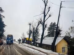 Heavy Snowfall In Kashmir Affects Connectivity, Flights Delayed Due To Low Visibility. IN PICS