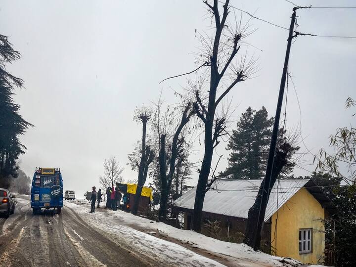 Most of Kashmir received light to moderate snowfall, while the higher reaches received heavy snowfall. The weather service predicts that the intensity of the precipitation will decrease throughout the day. (Image Source: PTI)