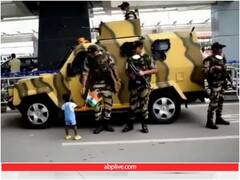 हाथों में तिरंगा लिए छोटे बच्चे ने ऐसा क्या किया कि अब हर कोई कर रहा है सैल्यूट!