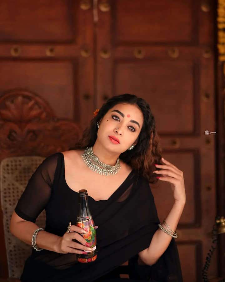 గంగూబాయిలా రెడీ అయింది భానుశ్రీ. కాకపోతే తెల్లచీరకు బదులు నల్లచీర కట్టుకుంది. గంగూ బాయి నల్లచీర కడితే ఇలాగే ఉంటుందేమో అని క్యాప్షన్ కూడా పెట్టింది. -Image Credit: Bhanu Shree/Instagram