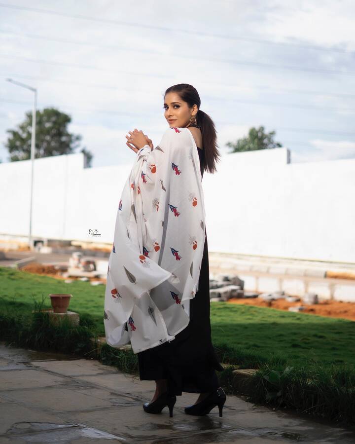 కాటుక కళ్లతో మరింత అందంగా కనిపిస్తోంది. Photo Credit: Rashmi Gautam/Instagram