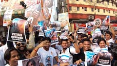 Pathan Release: 'पठान' की रिलीज पर कोलकाता में जश्न का माहौल, शाहरुख खान के फैंस ने यूं किया सेलिब्रेट