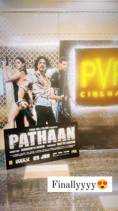 Pathaan Release: फैंस के सिर चढ़ कर बोल रही Shah Rukh Khan की दीवानगी, सुबह के शो भी चल रहे हाउसफुल, देखें तस्वीरें