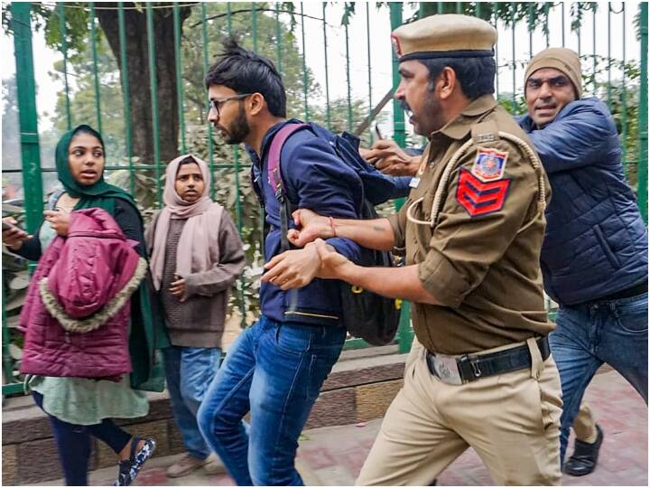 BBC Documentary Screening Row Delhi Police detained students, SFI protesters outside Jamia University, 10 highlights BBC Documentary: बीबीसी की डॉक्यूमेंट्री पर बवाल, जामिया में हिरासत में लिए गए कई छात्र, यूनिवर्सिटी के बाहर नारेबाजी | 10 बड़ी बातें