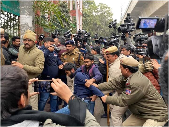 BBC डॉक्यूमेंट्री पर JNU के बाद जामिया में भी बवाल, 4 छात्र लिए हिरासत में, यूनिवर्सिटी ने कहा- माहौल खराब करने की कोशिश BBC Documentary Screening Row Four students detained for creating ruckus in Jamia Milia Islamia University BBC डॉक्यूमेंट्री पर JNU के बाद जामिया में भी बवाल, 4 छात्र लिए हिरासत में, यूनिवर्सिटी ने कहा- माहौल खराब करने की कोशिश