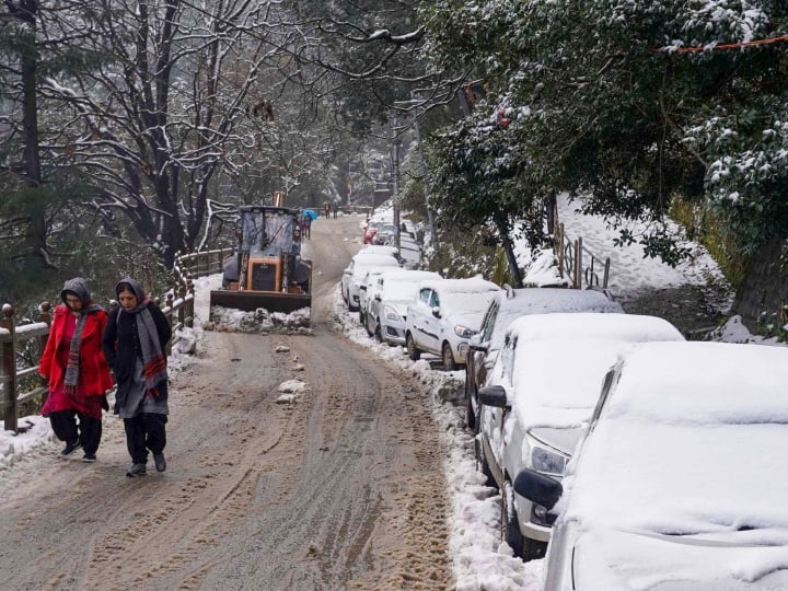 In Himachal Pradesh Temperature dropped again, 265 roads closed due to rain and snowfall Himachal Weather News: हिमाचल में फिर गिरा पारा, ताजा बर्फबारी से 265 सड़कें बंद, बारिश को लेकर है ये अपडेट