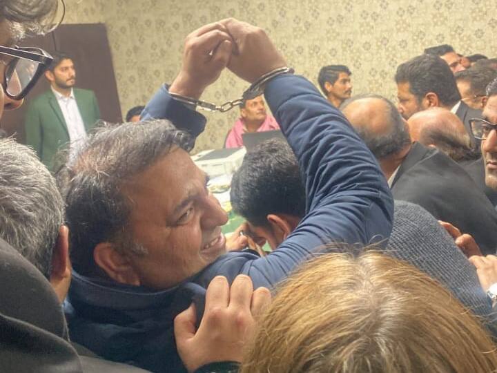 पाकिस्तान तहरीक-ए- इंसाफ के नेता और इमरान खान के करीबी माने जाने वाले फवाद चौधरी को इस्लामाबाद पुलिस ने गिरफ्तार कर लिया है.