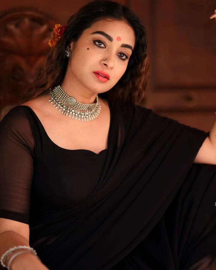 నల్లచీరలో యాంకర్ భానుశ్రీ -Image Credit: Bhanu Shree/Instagram