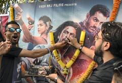 Pathaan Fan Reaction: ৪ বছরের অপেক্ষার অবসান, 'পাঠান' মুক্তির দিনে শাহরুখ অনুরাগীদের বাঁধভাঙা উচ্ছ্বাস