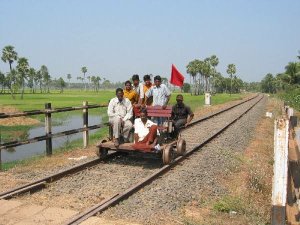 कभी ट्रेन की पटरियों के पास दीवार से घिरी ये छोटी जगह देखी है? ये क्यों बनी होती है?