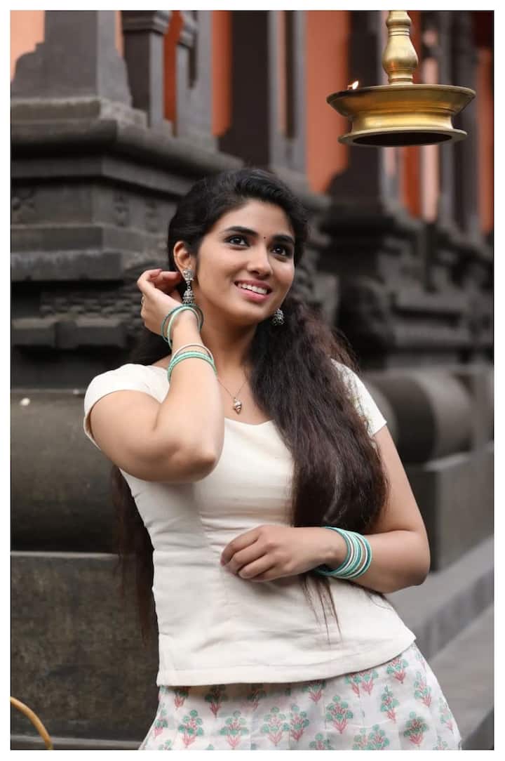 ప్రగ్యా నగ్రా మోడల్, సోషల్ మీడియా ఇన్ ఫ్లుయెన్సర్, టిక్ టాక్ స్టార్, బుల్లి తెర నటిగా మంచి గుర్తింపు తెచ్చుకుంది. టిక్ టాక్ లో తన వీడియోలతో మిలియన్ల ఫాలోవర్లను సొంతం చేసుకుంది. Image Credit: Pragya Nagra/Instagram