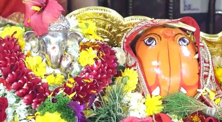 स्वस्तिक, ओम यांसारखी शुभचिन्हे आणि गजमुखाच्या नक्षींनी सजलेल्या सुवर्ण पाळण्यात यंदा श्रीमंत दगडूशेठ गणपती मंदिरात श्री गणेश जन्म सोहळा दुपारी 12 वाजता शेकडो गणेशभक्तांच्या उपस्थितीत मोठ्या उत्साहात संपन्न झाला.