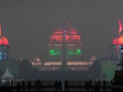Republic Day 2023: गणतंत्र दिवस से पहले तिरंगे के रंग में जगमग हुआ राष्ट्रपति भवन, इंडिया गेट और लाल किला, देखे तस्वीरें