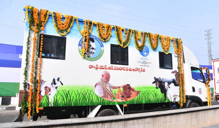 అంబులెన్స్ పై ప్రధాని నరేంద్ర మోడీ ఫోటో వేశారు.