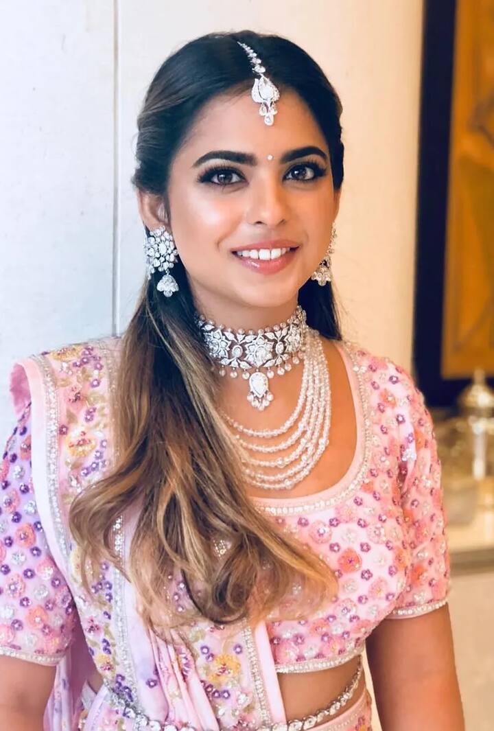 Wedding Look: જો તમે લગ્નની સિઝનમાં ખૂબ જ રોયલ અને એથનિક વસ્ત્રો કેરી કરવા માંગો છો તો અમે તમને સલાહ આપીશું કે તમે ઇશા અંબાણીના લાખો રૂપિયાના ડ્રેસ ઓછા બજેટમાં કેવી રીતે મેળવી શકો છો.